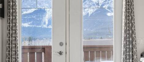 Tabla de planchar con plancha, wifi gratis y ropa de cama