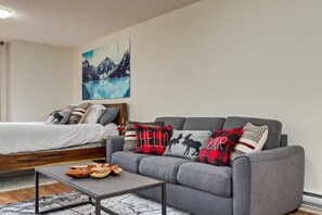 Smart TV - Charming Condo In The Heart Of Canmore (Canmore)