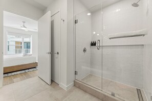 Douche, sèche-cheveux, serviettes fournies