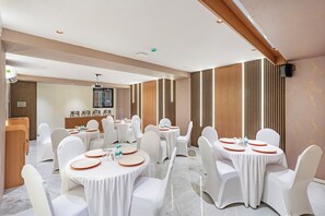 Dining - Treebo Gateway Mansion (Mumbai)