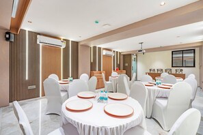 Dining - Treebo Gateway Mansion (Mumbai)