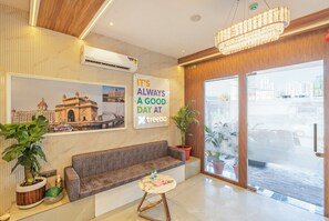 Reception - Treebo Gateway Mansion (Mumbai)