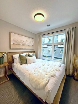 3 bedrooms, iron/ironing board, free WiFi, bed sheets - Mountain Retreat w/ Views & Hot Tub Near Banff Gates (Harvie Heights)