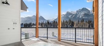 Mountain Retreat w/ Views & Hot Tub Near Banff Gates