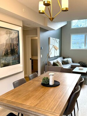 Dining - Mountain Retreat w/ Views & Hot Tub Near Banff Gates (Harvie Heights)