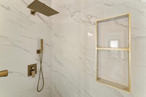 Shower, hair dryer, towels, soap - LYN STAY - Cozy Guest House in OC. (Westminster)