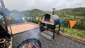 An outdoor patio with a brick oven, a grill, and a volleyball court. - 2 Rooms for 4 People (Ventiseri)