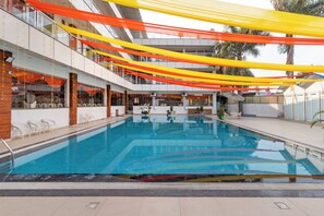 Una piscina al aire libre