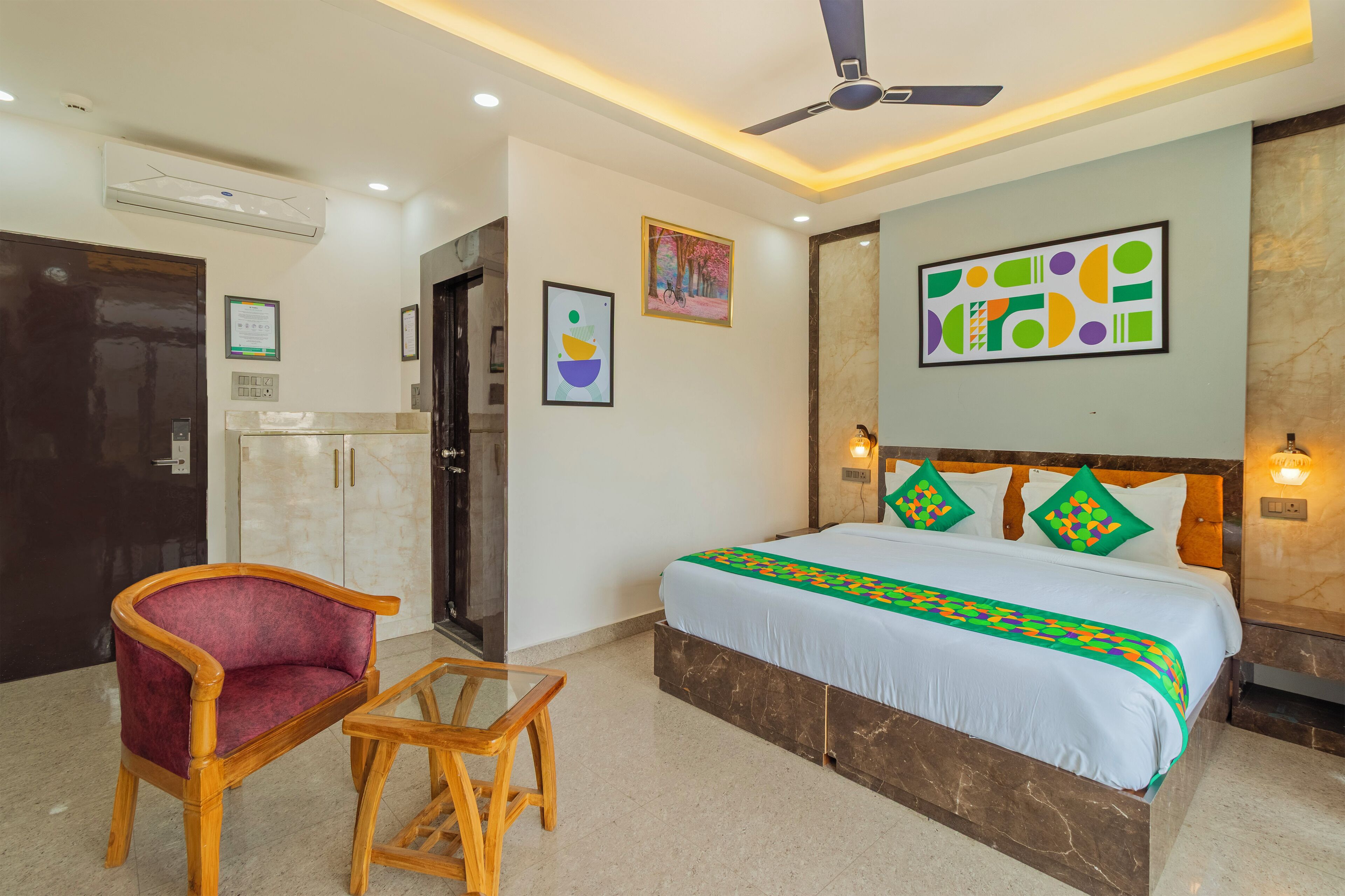 Premium Double Room | Meja, seterika/papan seterika 