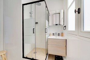 Shower, hair dryer, towels - Pleasant studio - 2P - Near Tuileries/Louvre (Paris)