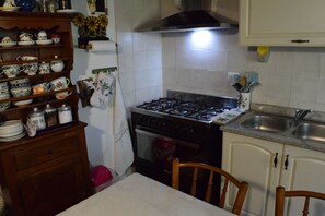 Réfrigérateur, micro-ondes, plaque de cuisson, lave-vaisselle