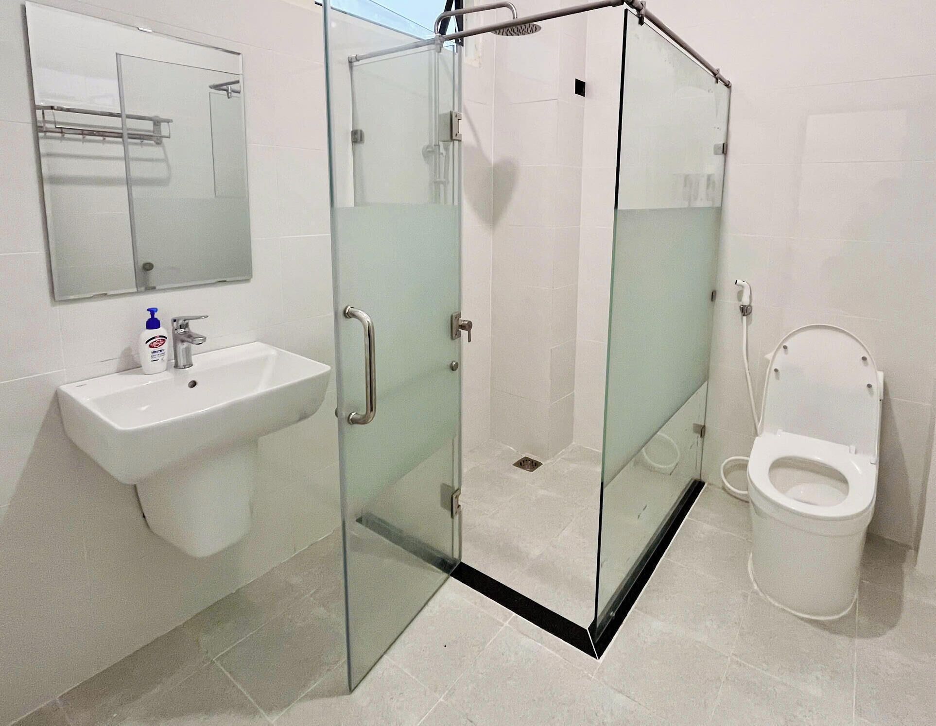 Douche, sèche-cheveux, bidet, serviettes fournies