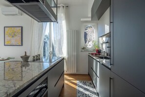 Kühlschrank, Mikrowelle, Ofen, Herdplatte