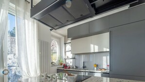 Een moderne keuken met een groot eiland, inbouwapparatuur en uitzicht op het omliggende landschap.
