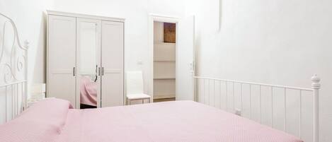 Iron/ironing board, free WiFi