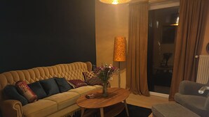 Ein Wohnzimmer mit einer Couch, einem Couchtisch und einem grauen Sessel.