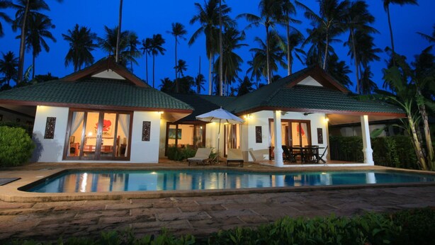 A resort with two guest houses, a swimming pool, and palm trees in the background. - mit Schwimmbad 10 Personen Koh Samui by Interhome (Koh Samui)