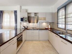 Fridge, microwave, oven, dishwasher - Luxusvilla für 6 Personen in Strandresort by Interhome (Koh Samui)