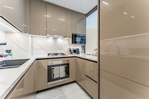 Wasserkocher mit Kaffee-/Teezubehör, Kühlschrank, Mikrowelle, Ofen
