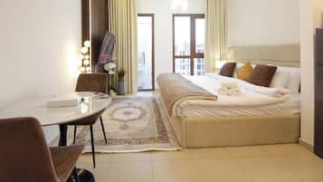 Studio Confort, vue piscine, côté jardin | Espace de travail pour ordinateur portable, fer et planche à repasser