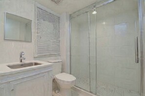 Towels, toilet paper - Lake Front Living- YEAR AROUND!- 4bdrms, Laundry, Large Balcony Big Waterviews (Lakefield)