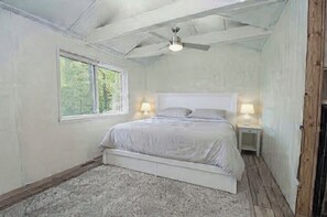 4 bedrooms, Internet, bed sheets - Lake Front Living- YEAR AROUND!- 4bdrms, Laundry, Large Balcony Big Waterviews (Lakefield)