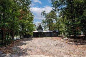 Exterior - Lake Front Living- YEAR AROUND!- 4bdrms, Laundry, Large Balcony Big Waterviews (Lakefield)