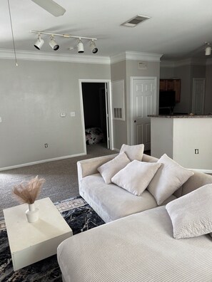 Smart TV - 2-bedroom apartment in lovely Houston with garage (Houston)