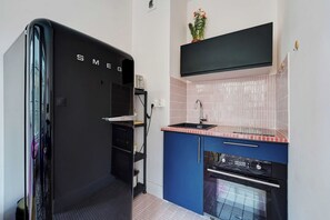 Refrigerador, horno, parrilla de estufa y cafetera y tetera 