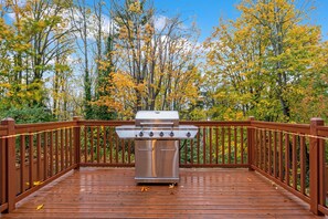 Terrace/patio - Upscale 4BR Upper Unit with Fireplace & Greenbelt Views (Mountlake Terrace)