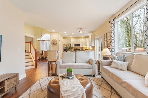 Upscale 4BR Upper Unit with Fireplace & Greenbelt Views