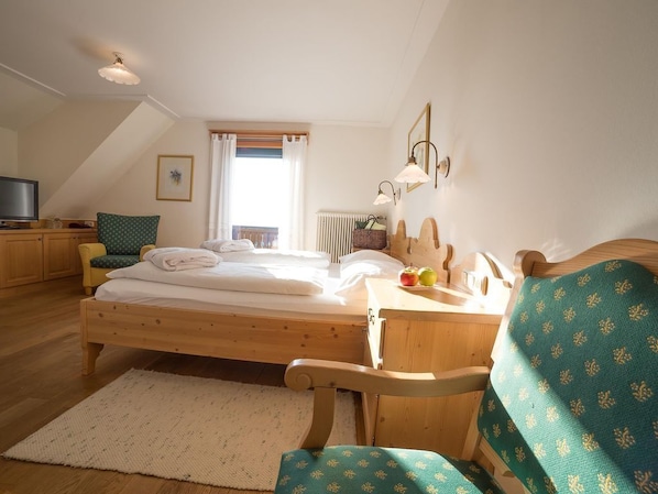 2 Schlafzimmer, Schreibtisch, Reisekinderbett, WLAN