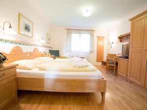 2 Schlafzimmer, Schreibtisch, Reisekinderbett, WLAN