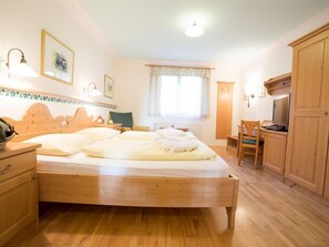 1 slaapkamer, een bureau, reisbedje, wifi