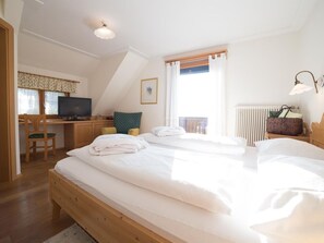 1 Schlafzimmer, Schreibtisch, Reisekinderbett, WLAN