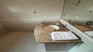 Doppia Deluxe | Bagno | Doccia, pantofole, asciugamani, sapone