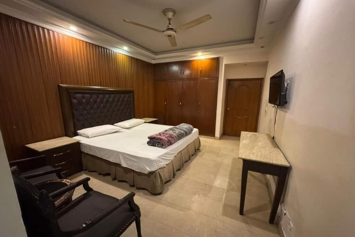 Deluxe Double Room | Iron/ironing board, free WiFi