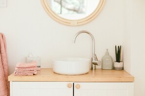 Douche, sèche-cheveux, serviettes fournies, savon