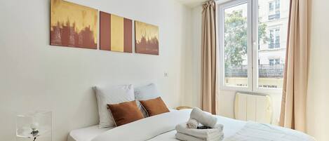 Skrivebord, strykejern/-brett, internettilgang og sengetøy