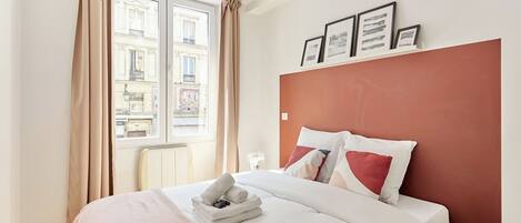 4 室のベッドルーム、デスク、アイロン / アイロン台、インターネット