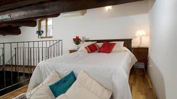 1 slaapkamer, een strijkplank/strijkijzer, wifi, beddengoed