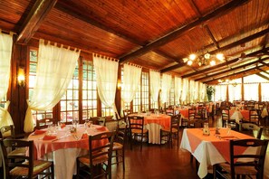 Dining - Mobilheim auf dem Hügel mit Pool (VILLANOVA D'ALBENGA)