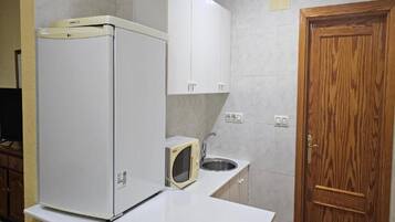 Een koelkast, een microgolfoven, een koffiezetapparaat/waterkoker