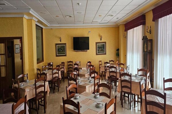 Dining - Hotel Albohera Playa by Belvilla Resorts-Suite (Santiago de la Ribera)