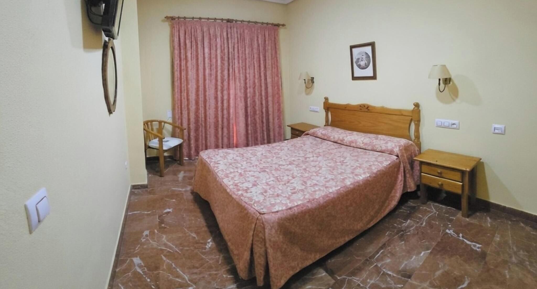 1 chambre, bureau, fer et planche à repasser, Wi-Fi gratuit