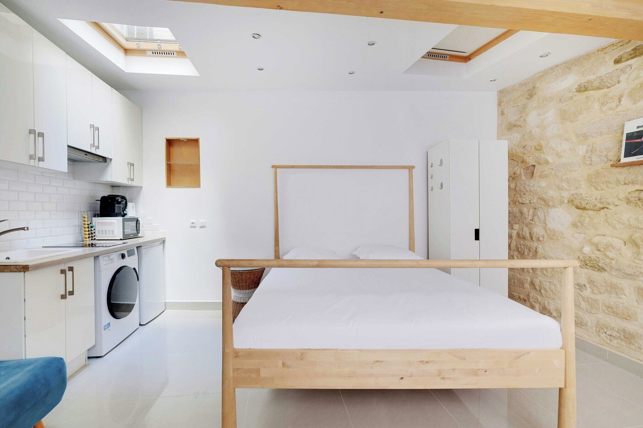 Escrivaninha, ferros/tábuas de passar roupa, acesso à internet