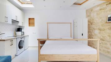 Escrivaninha, ferros/tábuas de passar roupa, acesso à internet