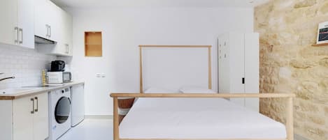 Skrivebord, strykejern/-brett, internettilgang og sengetøy