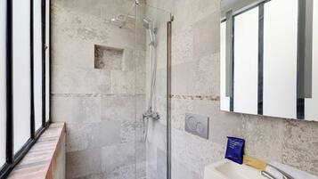 Chuveiro, secador de cabelo, toalhas de banho