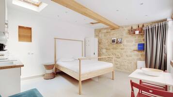 Escrivaninha, ferros/tábuas de passar roupa, acesso à internet